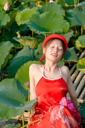 夏日荷塘性感少女西西人体艺术写真图片